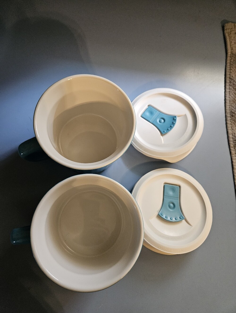 Set of 2 Corningware Teal Ceramic Mugs with White Lids - Picture 2 of 3